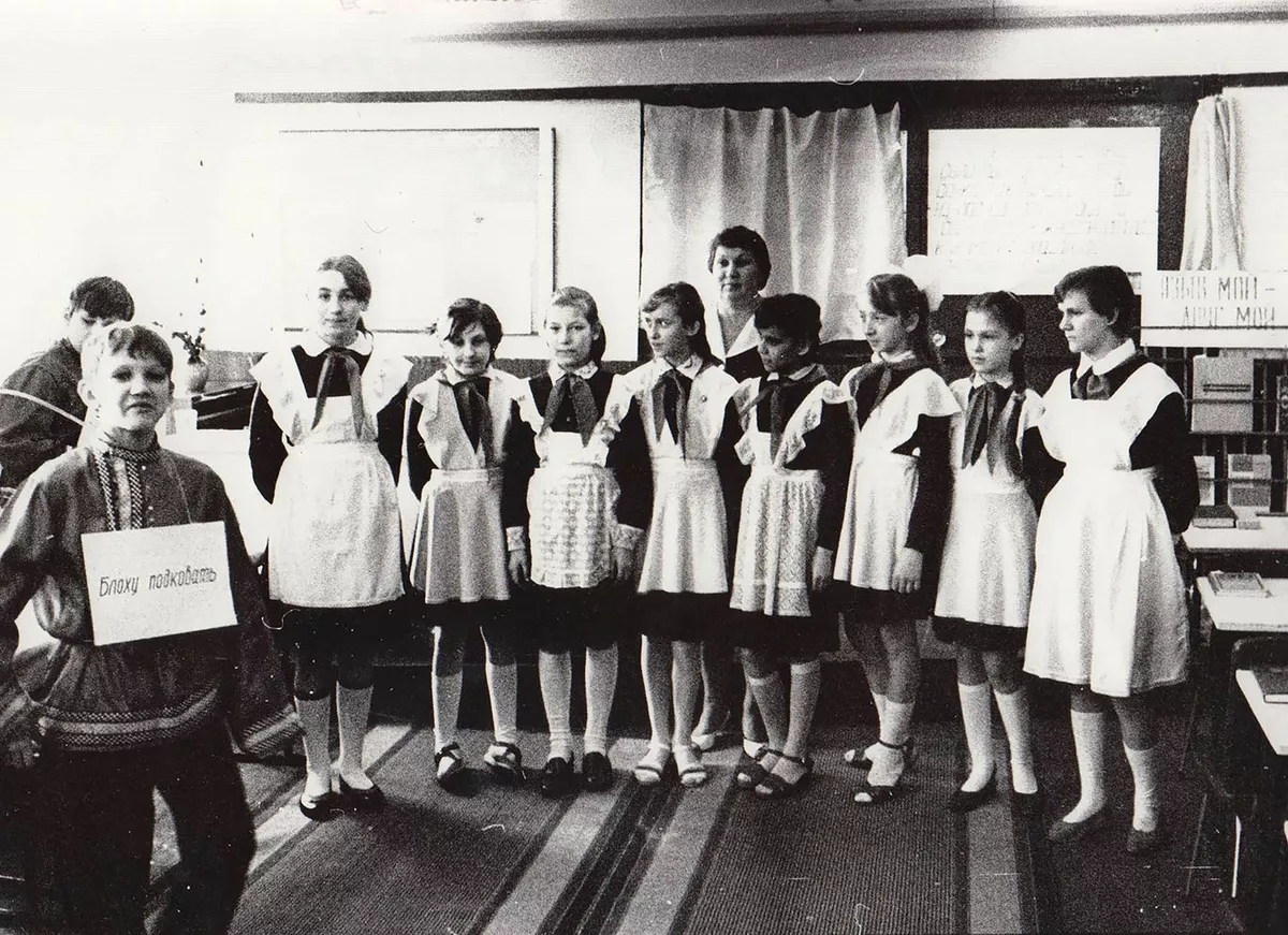 Валентина Степановна ХАВЕНСОН с участниками литературного праздника в 7 «А» классе. Фото из архива школы.